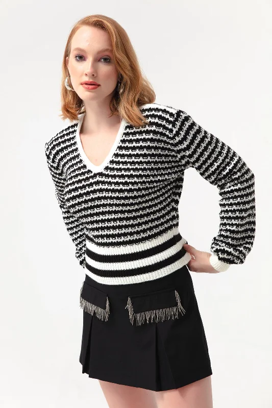 Woman V -Neck Executive Pattern Knitwear Sweater